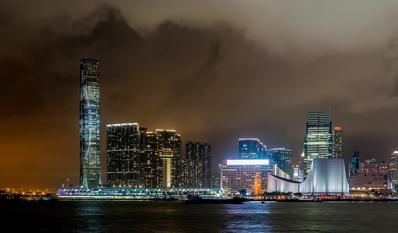 Tours modernes du quartier financier de Hong Kong de nuit, dont l'International Commerce Centre